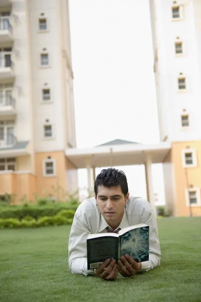 Homme d'affaires lisant un livre — Photo