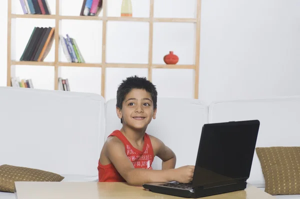 Ragazzo che lavora su un computer portatile — Foto Stock