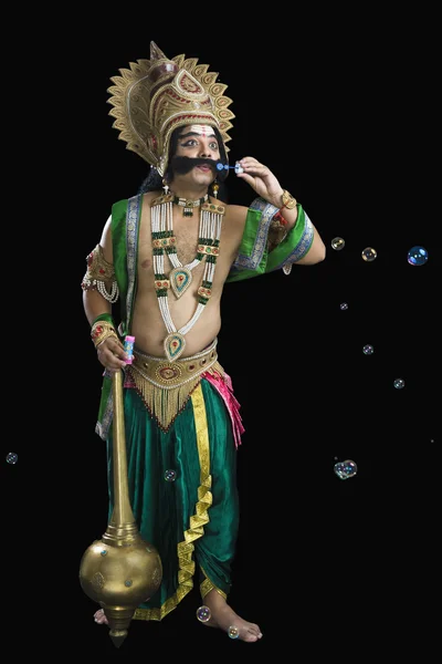 Homem vestido como Ravana e soprando bolhas — Fotografia de Stock