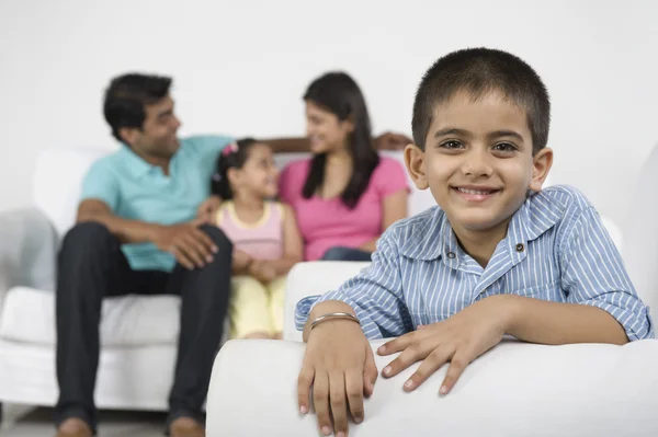 Jongen lachend met zijn familie — Stockfoto