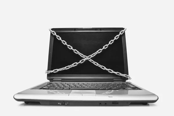 Laptop legato con catene — Foto Stock