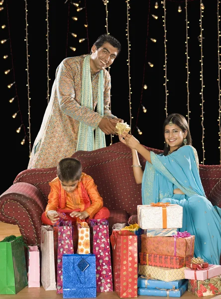 Familie met giften op diwali festival — Stockfoto