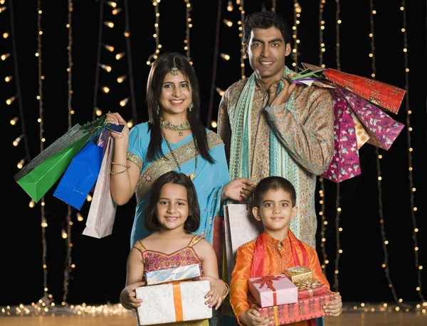 Família carregando sacos de compras e presentes para Diwali — Fotografia de Stock