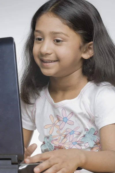 Meisje met behulp van een laptop — Stockfoto