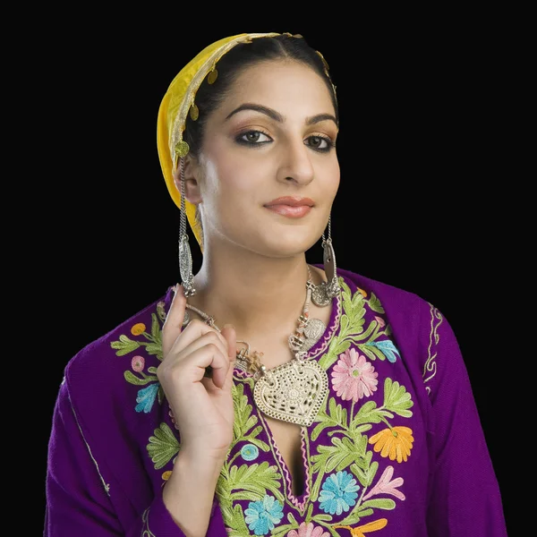Женщина в традиционном кашмирском платье — стоковое фото