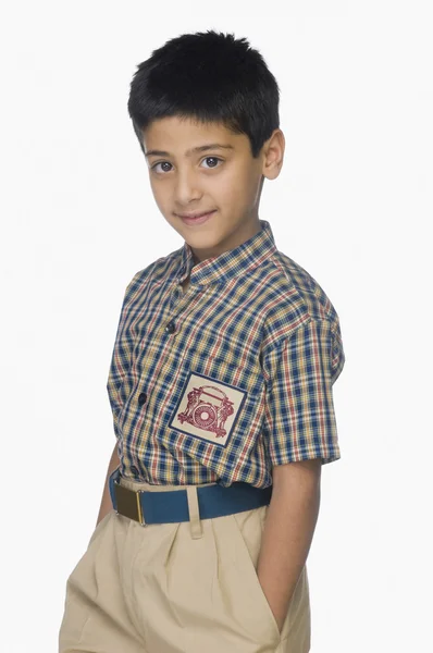 Niño con las manos en los bolsillos — Foto de Stock