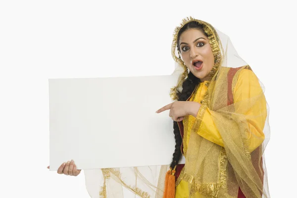 Mulher segurando um cartaz — Fotografia de Stock