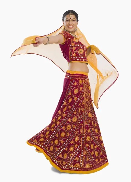 Mujer bailando en rojo brillante lehenga choli — Foto de Stock