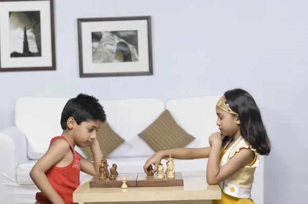 Garçon et une fille jouant aux échecs — Photo