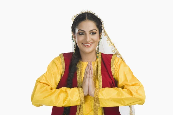 Mulher em tradicional Punjabi vestido saudação — Fotografia de Stock