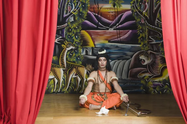 Bühnenkünstler verkleidet sich als Rama und betet — Stockfoto