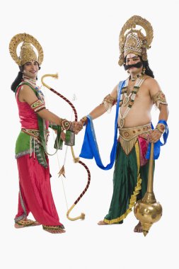 rama ve ravana giyinmiş sanatçılar