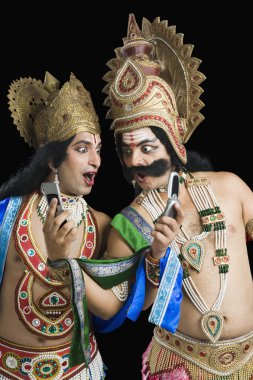 rama ve ravana giyinmiş sanatçılar