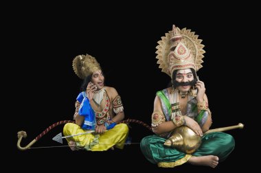 rama ve ravana giyinmiş sanatçılar