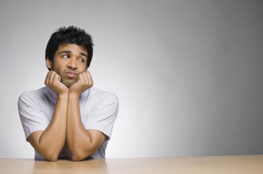 üzgün adam yan bakan