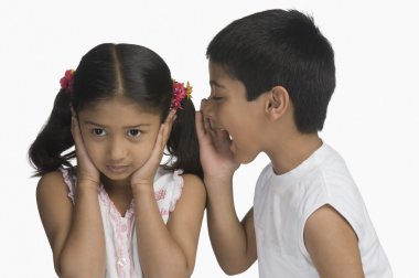 kız kardeşi bağırarak süre kulaklarını kapsayan