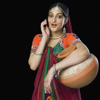su pot taşıyan lehenga choli kadın