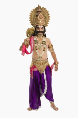 Sanatçı ravana gibi giyinmiş ve tutan bir topuz