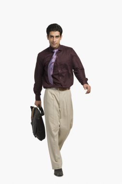 bir çanta çekerek işadamı