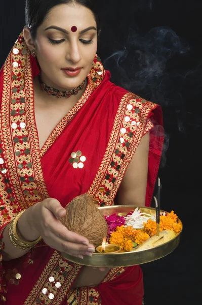 Vrouw in sari houden religieus offer — Stockfoto