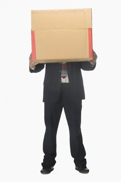 Uomo d'affari che tiene una scatola di cartone — Foto Stock