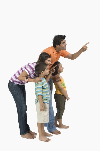 Rodzice z dziećmi, wskazując — Zdjęcie stockowe