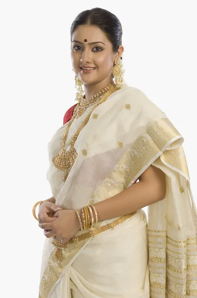 Mulher usando jóias e sari — Fotografia de Stock