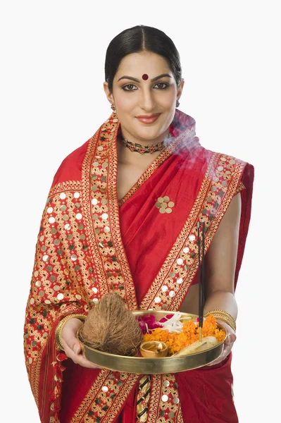 Mujer sosteniendo ofrenda religiosa — Foto de Stock