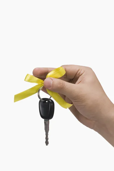 Ręka trzymająca kluczyk samochodowy — Zdjęcie stockowe