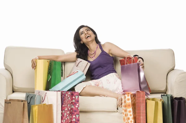 Mulher segurando um saco de compras — Fotografia de Stock