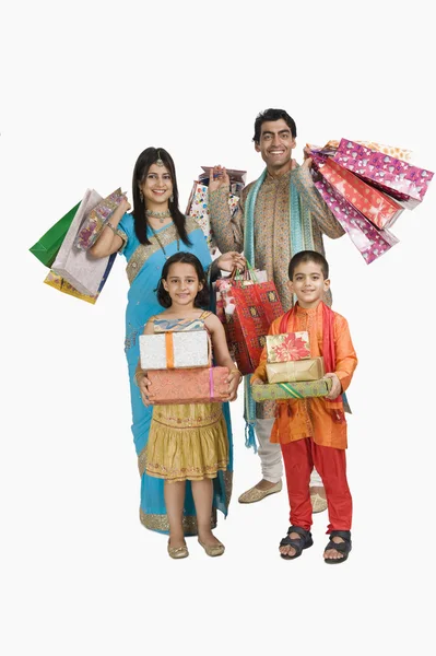 Família carregando sacolas de compras e presentes para o diwali — Stok fotoğraf