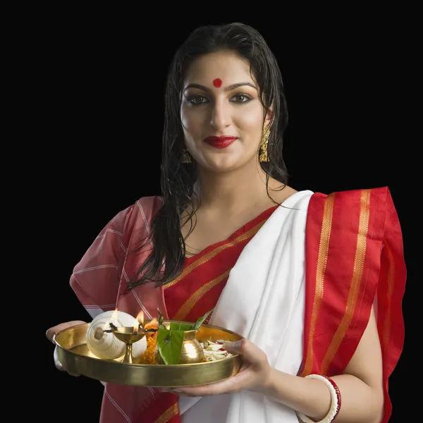 Woman holding puja thali — Stock Photo, Image