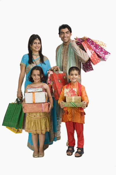 Familie bedrijf boodschappentassen en giften voor diwali — Stockfoto