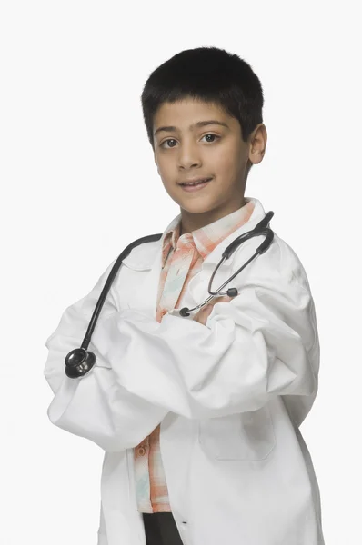 Niño usando bata de laboratorio y sosteniendo un estetoscopio —  Fotos de Stock