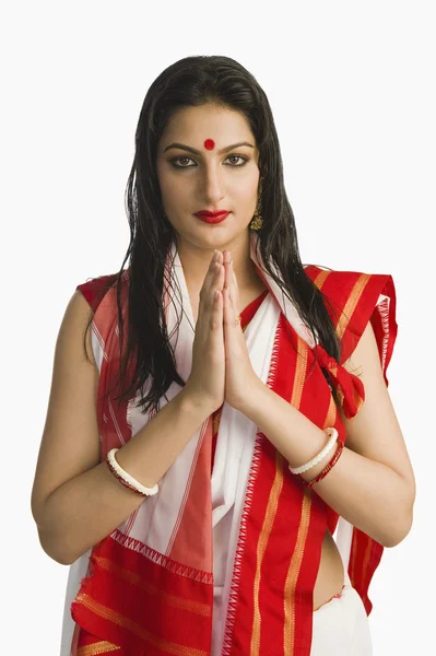 Woman in Bengali sari greeting — 图库照片