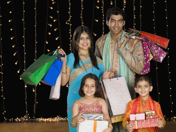 Familia llevando bolsas de compras y regalos para Diwali — Foto de Stock