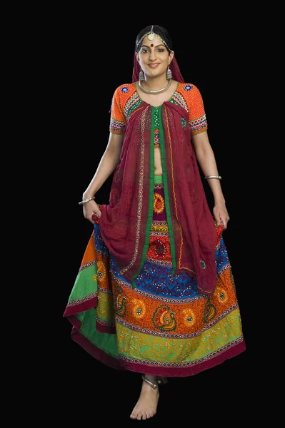 Femme dansant en choli lehenga coloré — Photo