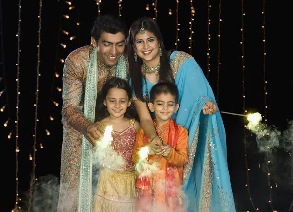 Familia celebrando el festival Diwali — Foto de Stock