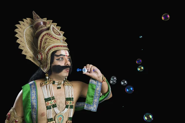 Hombre disfrazado de Ravana y soplando burbujas — Foto de Stock