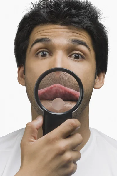 Mann streckt die Zunge heraus — Stockfoto