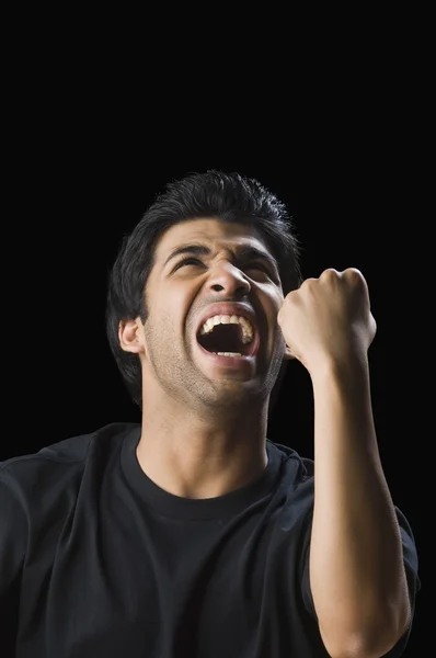 Homem erguendo o punho e gritando — Fotografia de Stock