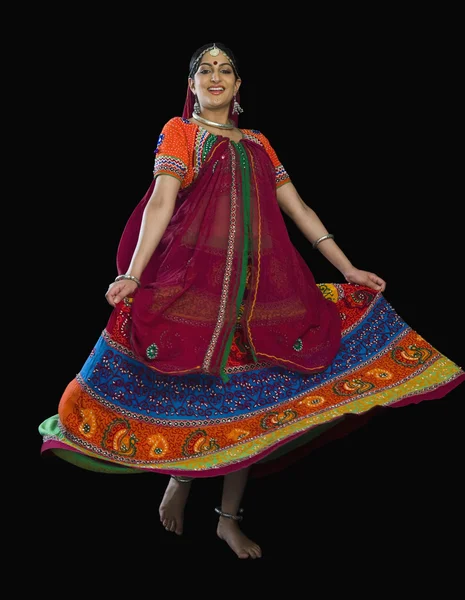 Kobieta tańczy w kolorowe lehenga choli — Zdjęcie stockowe