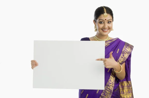 Mujer sosteniendo un cartel en blanco — Foto de Stock