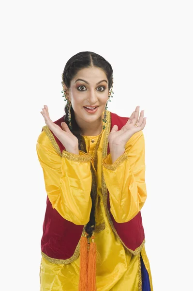 Donna in abito Punjabi giallo — Foto Stock