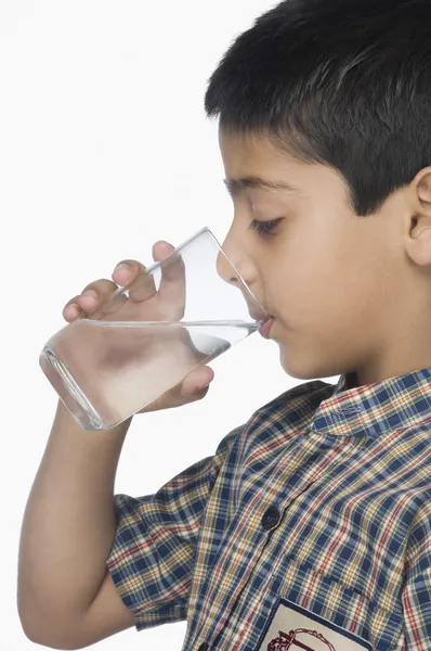 Écolier boire un verre d'eau — Photo