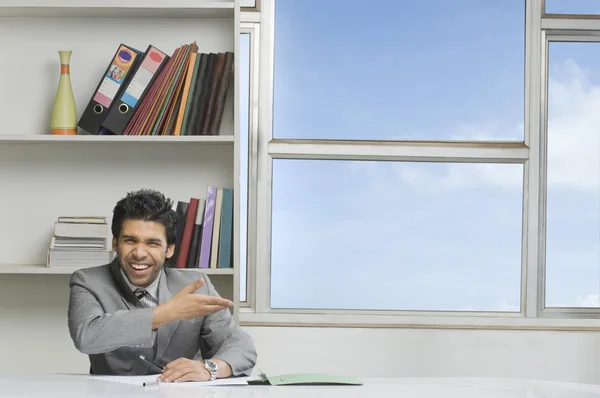 Empresario gesticulando en una oficina —  Fotos de Stock