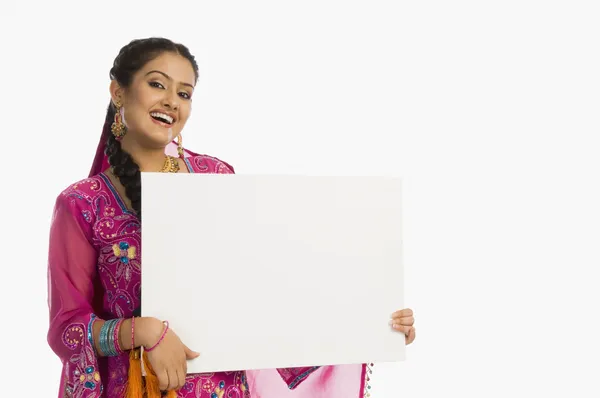 Mujer sosteniendo un cartel en blanco —  Fotos de Stock