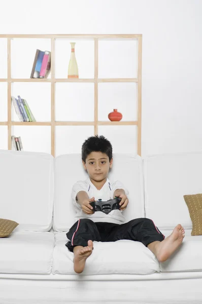 Menino jogando jogo de vídeo portátil — Fotografia de Stock