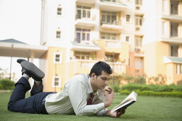 Empresario leyendo un libro — Foto de Stock