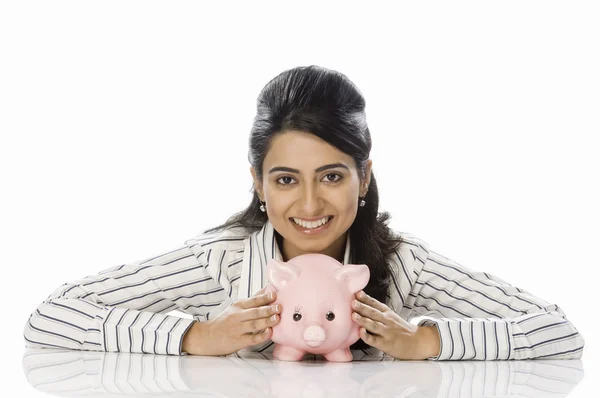 Empresária segurando um banco porquinho — Fotografia de Stock